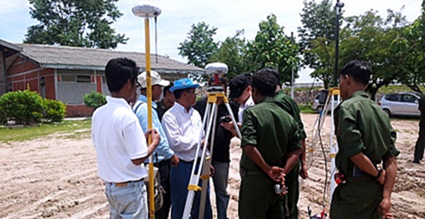CHC Navigation demonstrates the X91+ during field technical assessments.