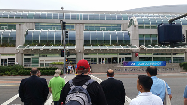 Attendees arrive at the San Diego Convention Center for Esri UC. (Photo: Eric Gakstatter)