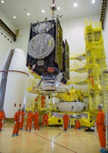 Galileos 9 and 10 are lowered onto the Fregat upper stage.(Credit: CNES/ESA)