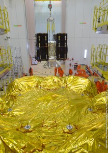Galileos 9 and 10 are lowered onto the Fregat upper stage. (Credit: CNES/ESA)