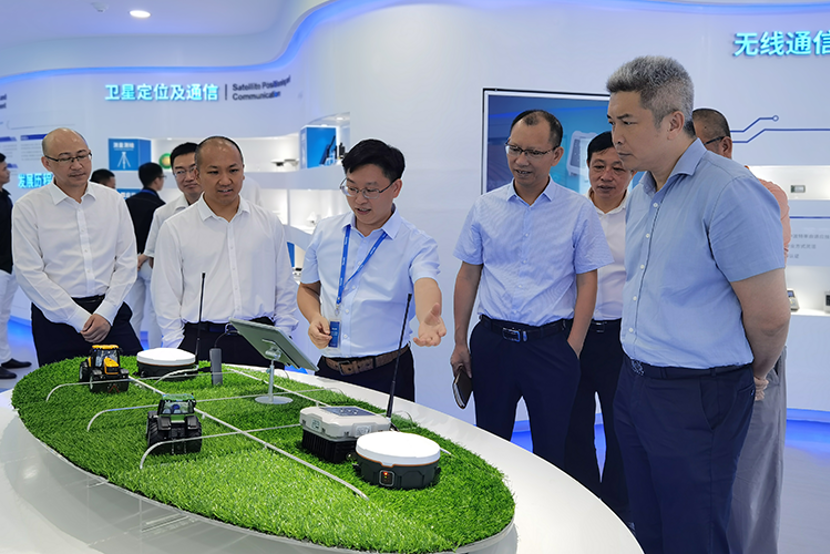 Representatives from Fuyao Glass visited Harxon's Shenzhen, China, headquarters on July 1. (Photo: Harxon)