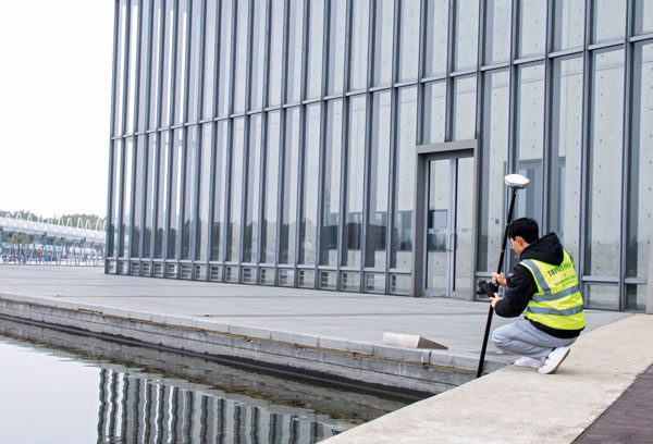 pole tilt compensation enables surveyors to precisely and easily localize points that are difficult or dangerous to access. (Photo: ComNav Technology Ltd.)
