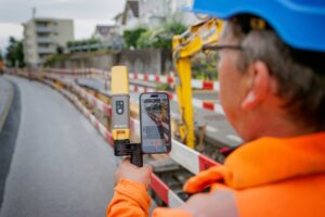 The Topcon CR-H1 handheld in use. (Credit Topcoin)