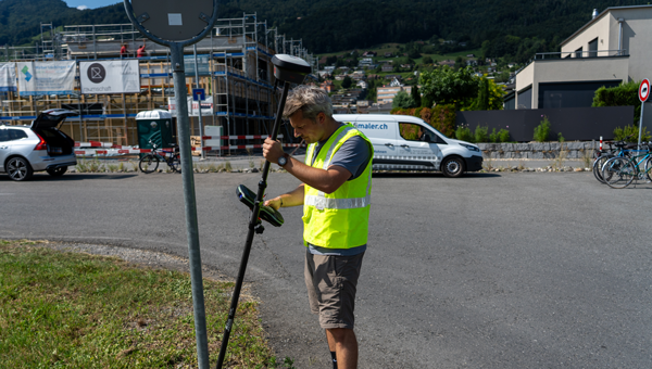4.	The expectation is that positioning works when needed, without requiring intervention. Shown here is the Leica GS18 I GNSS RTK rover supported by high-precision Hexagon SmartNet GNSS correction data. (Credit: Leica Geosystems) 