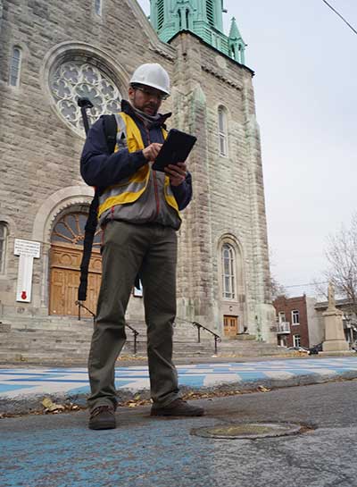 A surveyor uses the Arrow Gold receiver to map assets in Terrebonne, Quebec, Canada. (Photo: Eos Positioning)