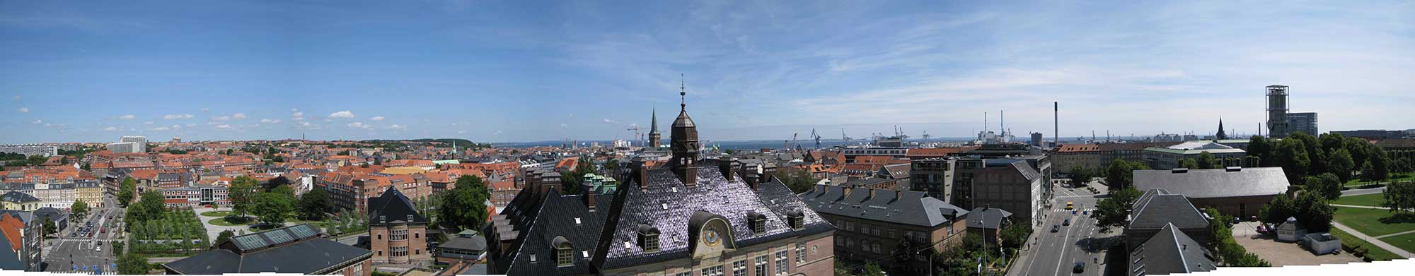 Rooftop view of the central parts of Aarhus with the harbor area and the sea in the background. (Photo: DTU Space)