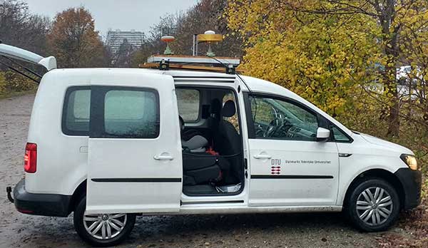 Three different GNSS antennas mounted on the roof of the car used for dynamic testing. (Photo: DTU Space)